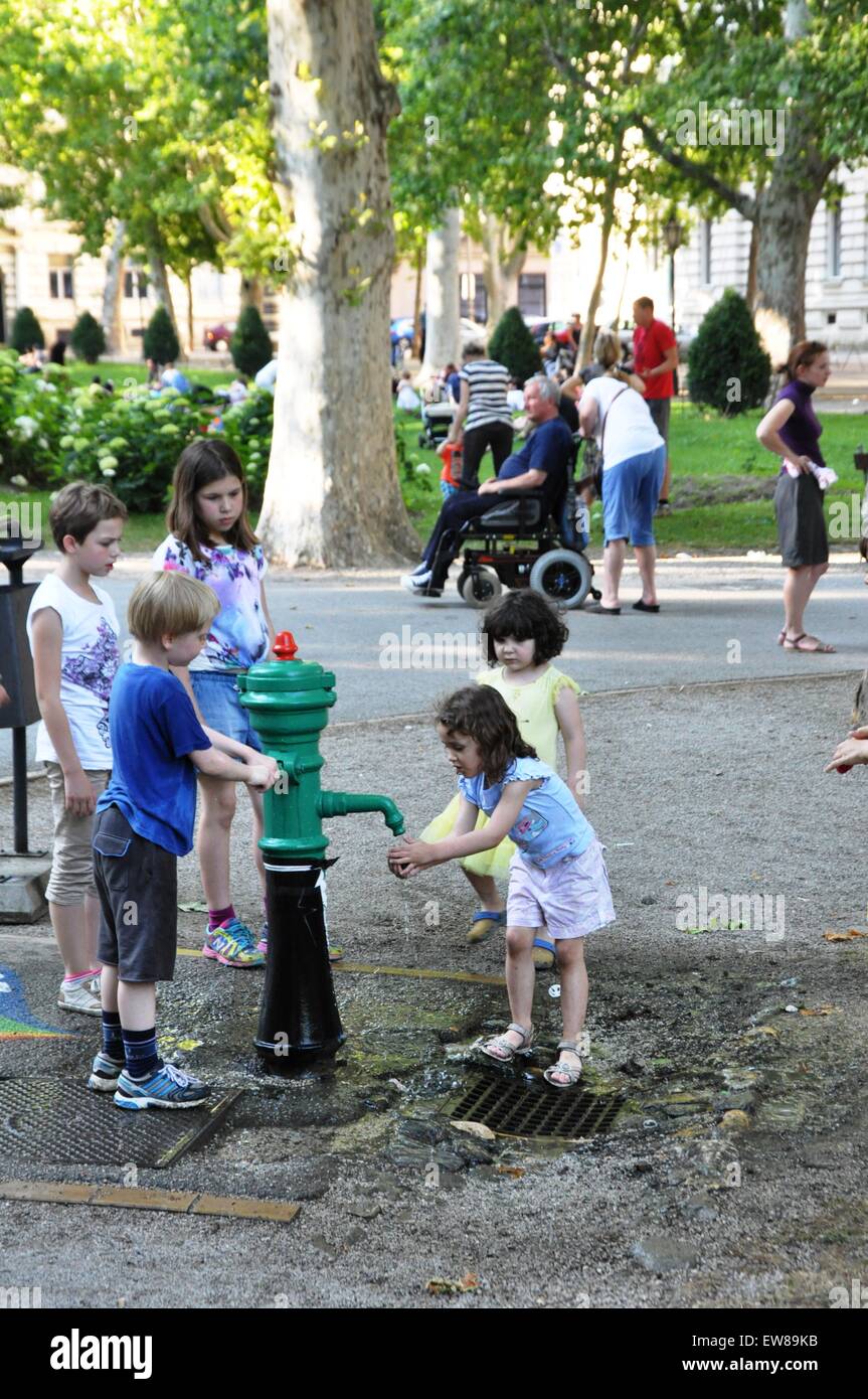 Bambini che giocano a Zrinjevac o Josip Juraj Strossmayer park, Zagabria, Croazia Foto Stock