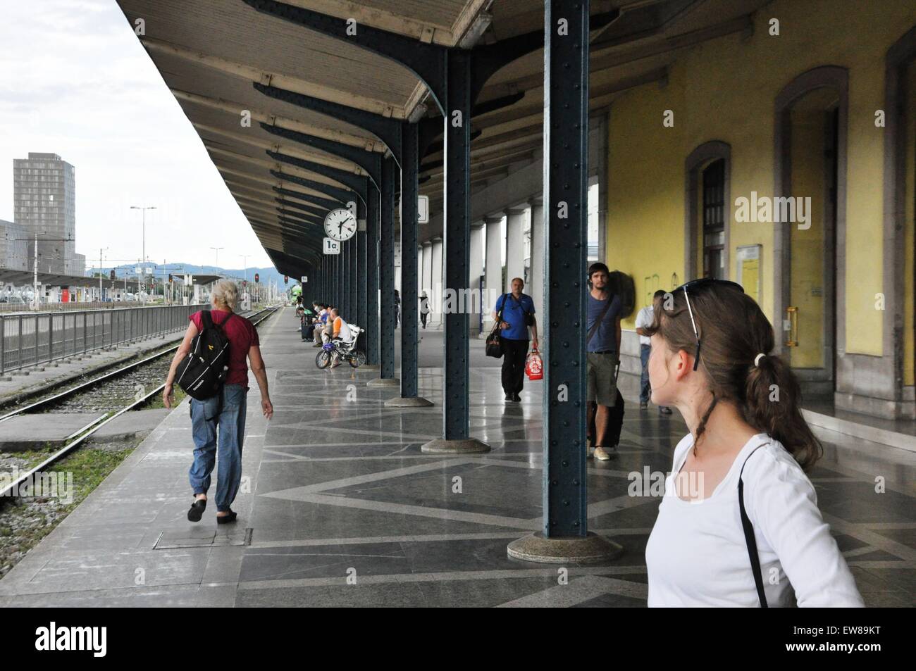 Persone in attesa di Lubiana stazione ferroviaria, Slovenia Foto Stock