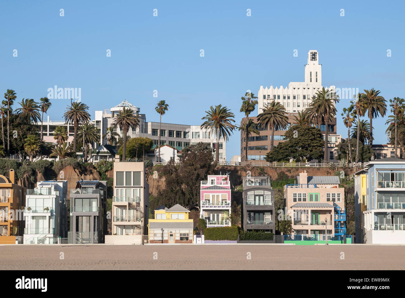 Eclettico oceanfront case sulla spiaggia nella soleggiata California del Sud. Foto Stock