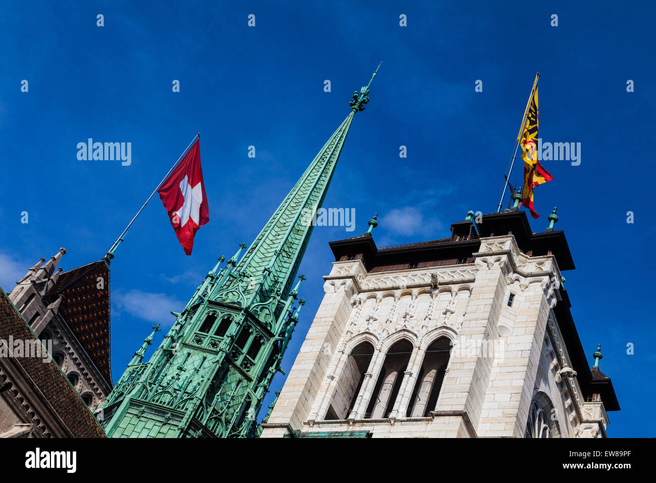 Tre torri della cattedrale Saint-pierre nella città vecchia di Ginevra, Svizzera Foto Stock