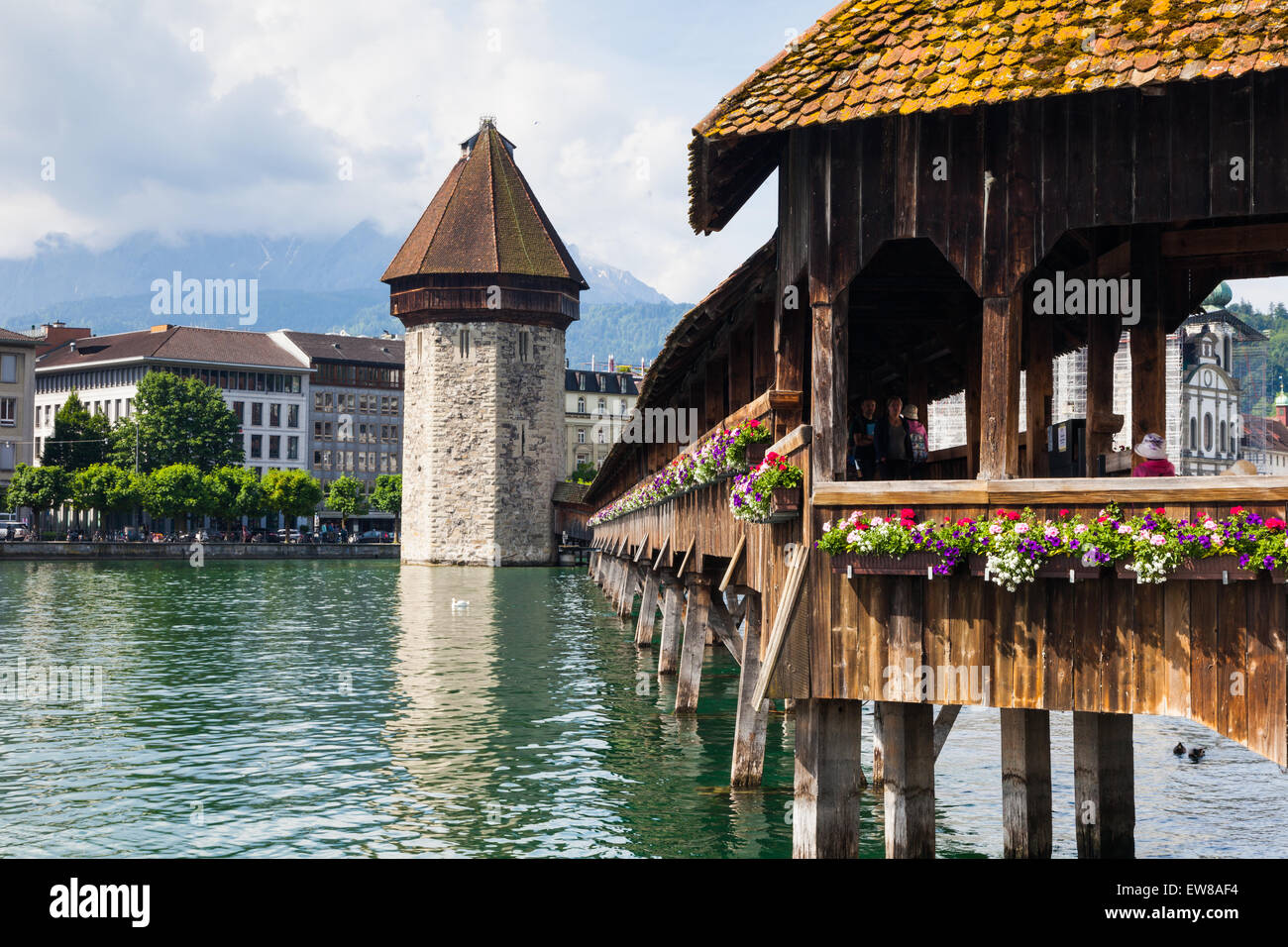Il wasserturm sul kapellbrucke a Lucerna, Svizzera Foto Stock