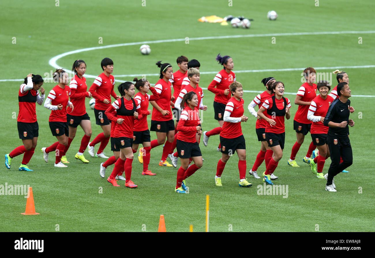 Edmonton. 19 giugno 2015. I giocatori della Cina frequentare una sessione di allenamento in vista del round di 16 match contro il Camerun al Commonwealth Stadium di Edmonton, Canada. Credito: Qin Lang/Xinhua/Alamy Live News Foto Stock