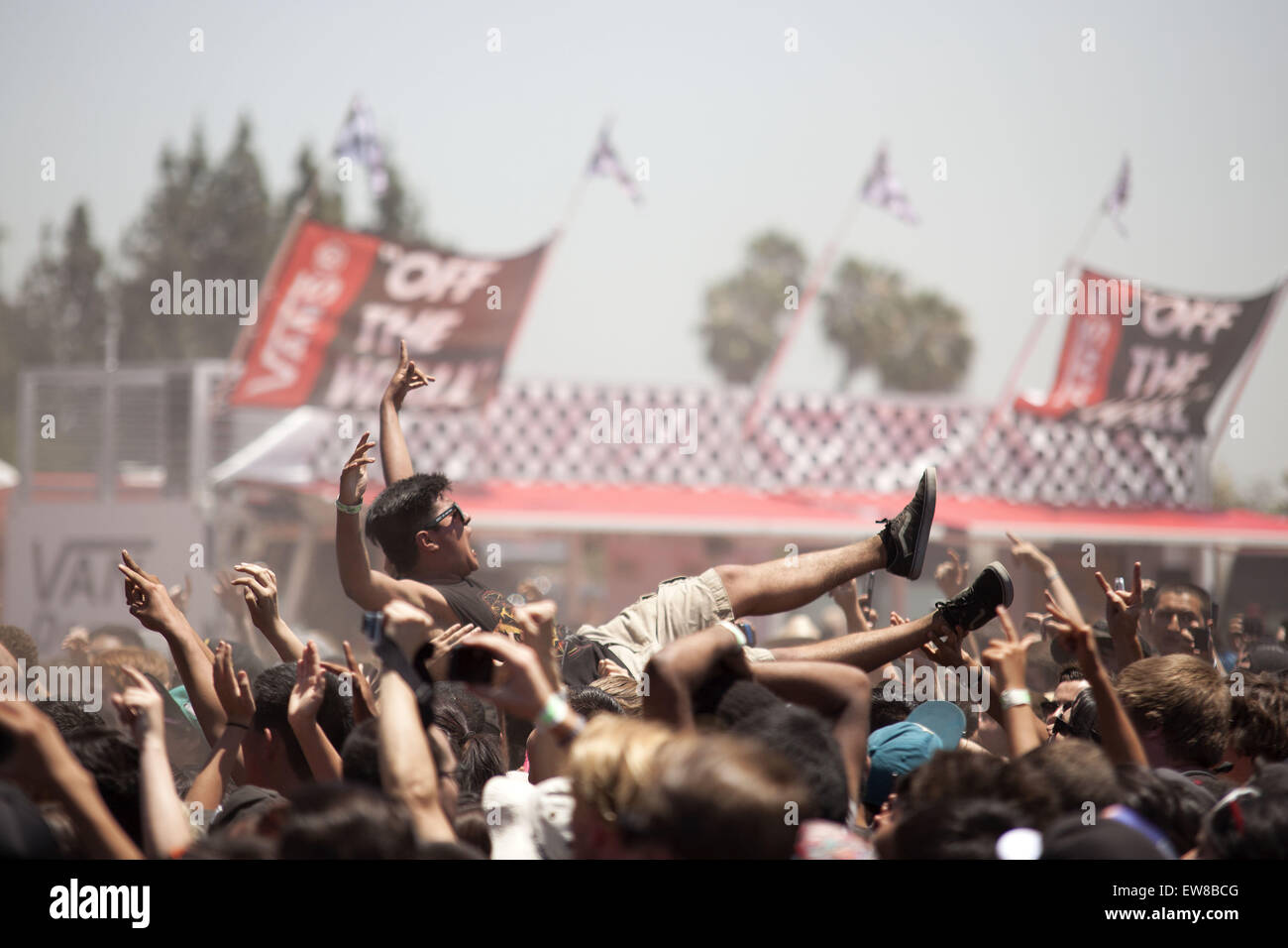 Pomona, California, Stati Uniti d'America. Giugno 19th, 2015. Una folla surfer è passato davanti al palco come Attila compie durante il Vans warped tour. Credito: Troy Harvey/ZUMA filo/ZUMAPRESS.com/Alamy Live News Foto Stock