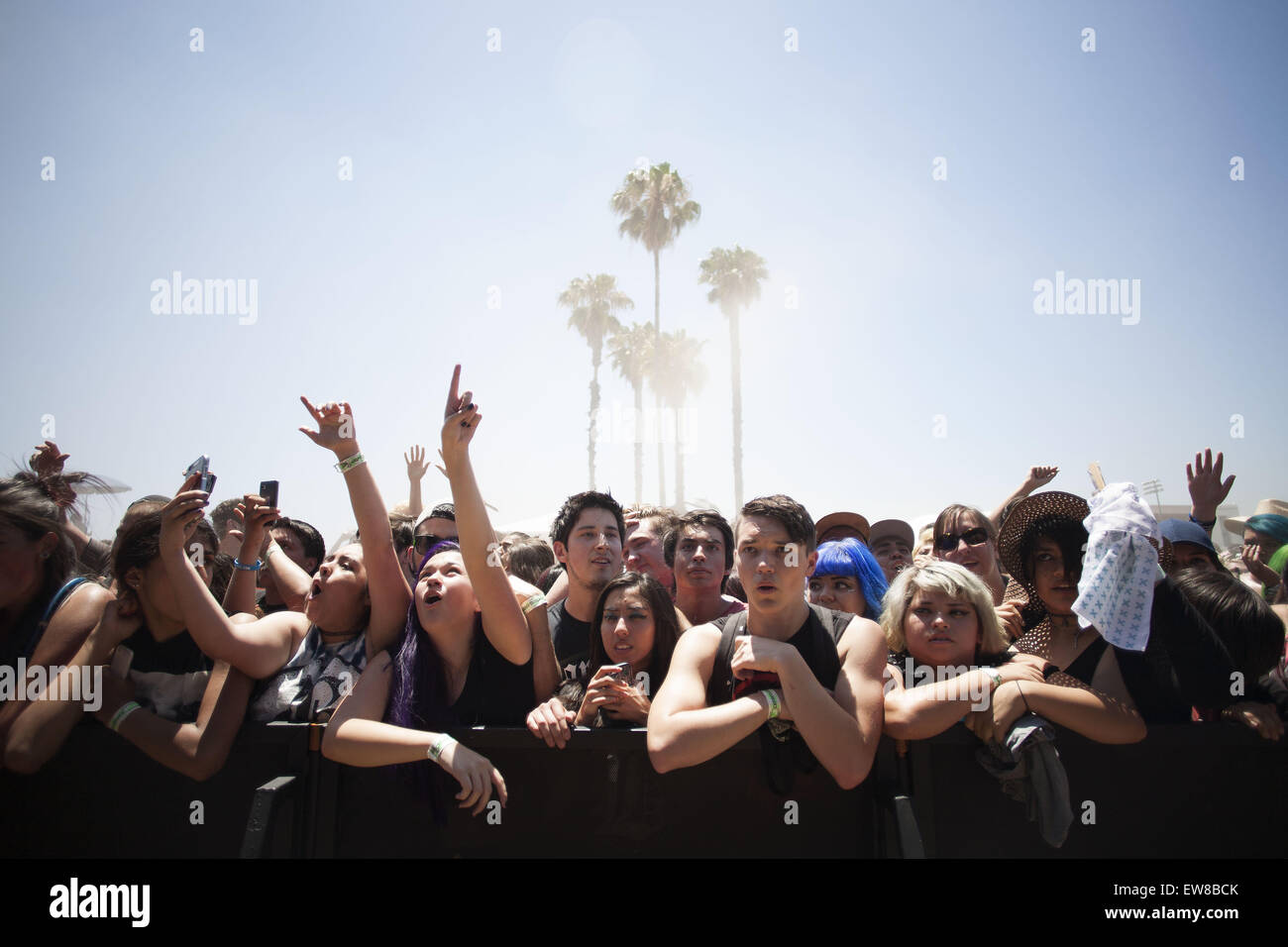 Pomona, California, Stati Uniti d'America. Giugno 19th, 2015. La folla guarda come la banda Beartooth esegue sul palco dello squalo durante il Vans warped tour. Credito: Troy Harvey/ZUMA filo/ZUMAPRESS.com/Alamy Live News Foto Stock