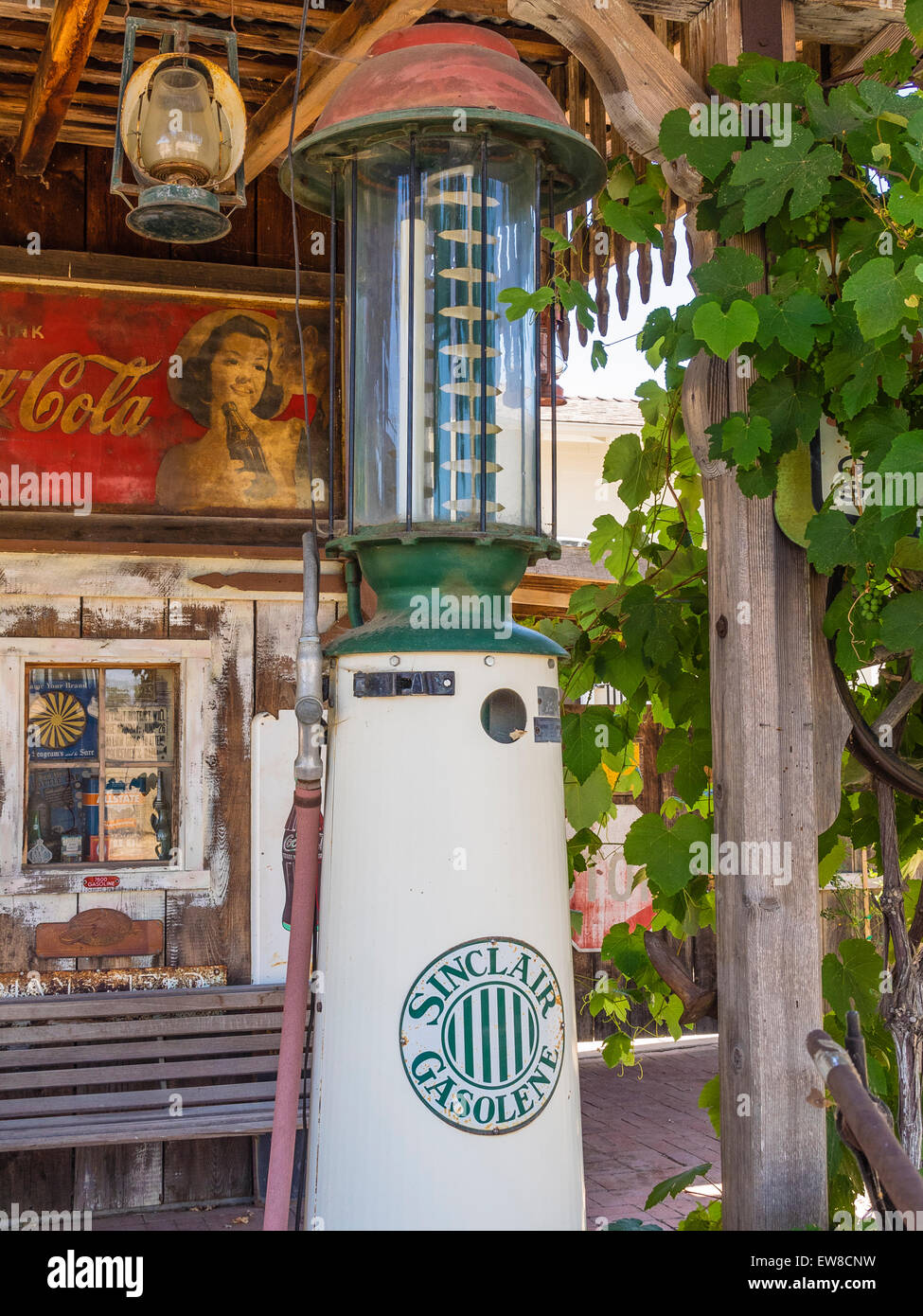 Antique Sinclair pompa di benzina nella parte anteriore di una vecchia stazione di benzina in Santa Ynez, California. Foto Stock