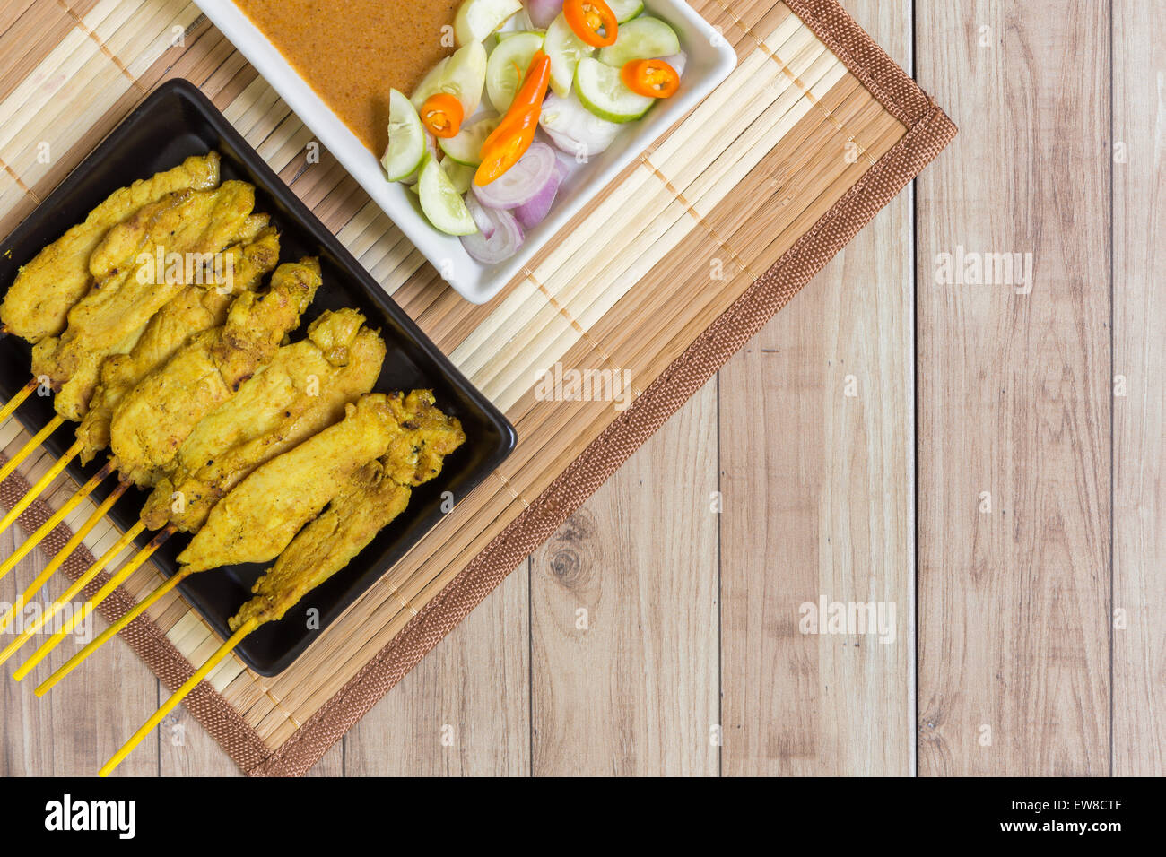 Thai curry grigliata di carne di maiale con salsa di arachidi e insalata. Foto Stock