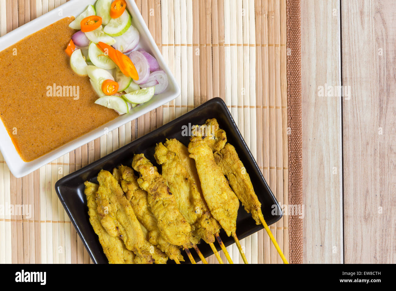 Thai curry grigliata di carne di maiale con salsa di arachidi e insalata. Foto Stock