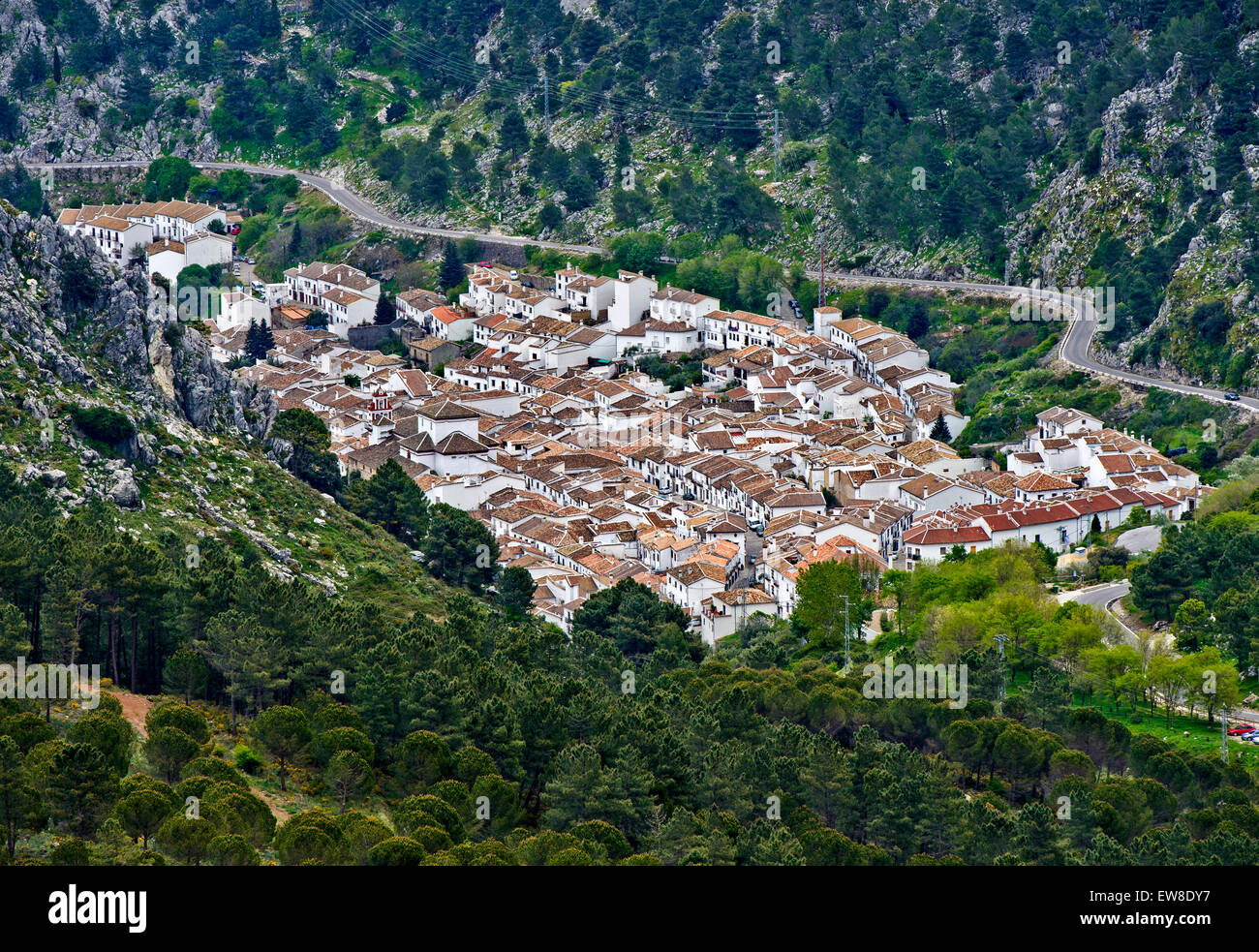 Pueblo Blanco, Città Bianca, Grazalema in una valle stretta, Andalusia, Spagna Foto Stock