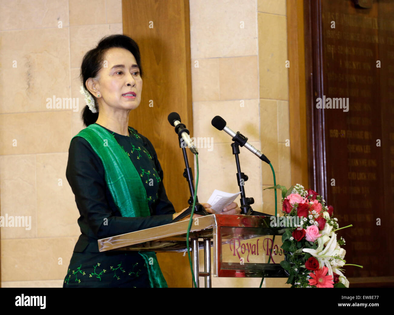 Yangon, Myanmar. Xx Giugno, 2015. Presidente della Lega nazionale per la democrazia (NLD) di Aung San Suu Kyi affronta la quinta riunione del comitato centrale di Yangon, Myanmar, 20 giugno 2015. Aung San Suu Kyi il Sabato chiamati per garantire Myanmar la stabilità della prima delle elezioni generali. Credito: U Aung/Xinhua/Alamy Live News Foto Stock