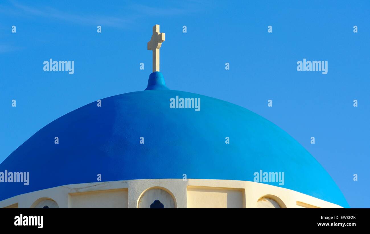 Cupola blu chiesa Santorini in Grecia. Foto Stock