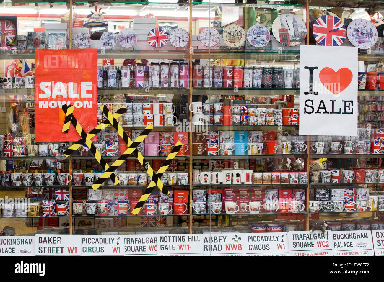 Sign in vetrina pubblicità una vendita di souvenir di Londra Inghilterra Foto Stock