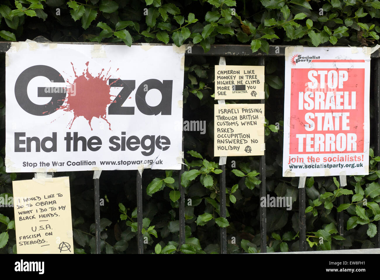 Fermare i crimini di guerra contro la striscia di Gaza e la Palestina manifesti attaccati alla ringhiera a Londra Foto Stock