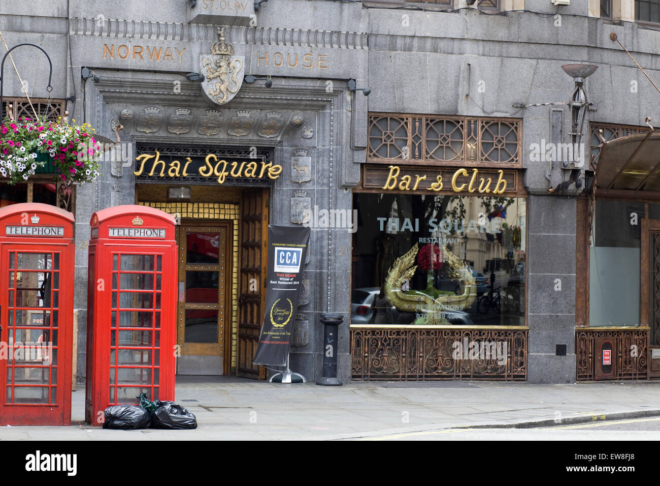 Piazza tailandese Norvegia House Bar e Club facciata in London Inghilterra England Foto Stock