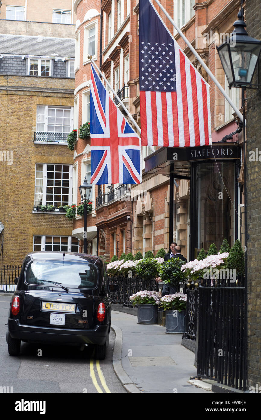 Al di fuori della parte anteriore del The Stafford London Foto Stock