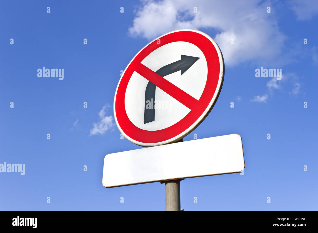 Nessun indicatore di direzione di destra segno del traffico oltre il cielo blu Foto Stock