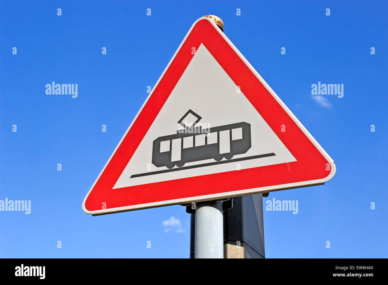 Segno di traffico per il tram sulla strada sopra il cielo blu Foto Stock