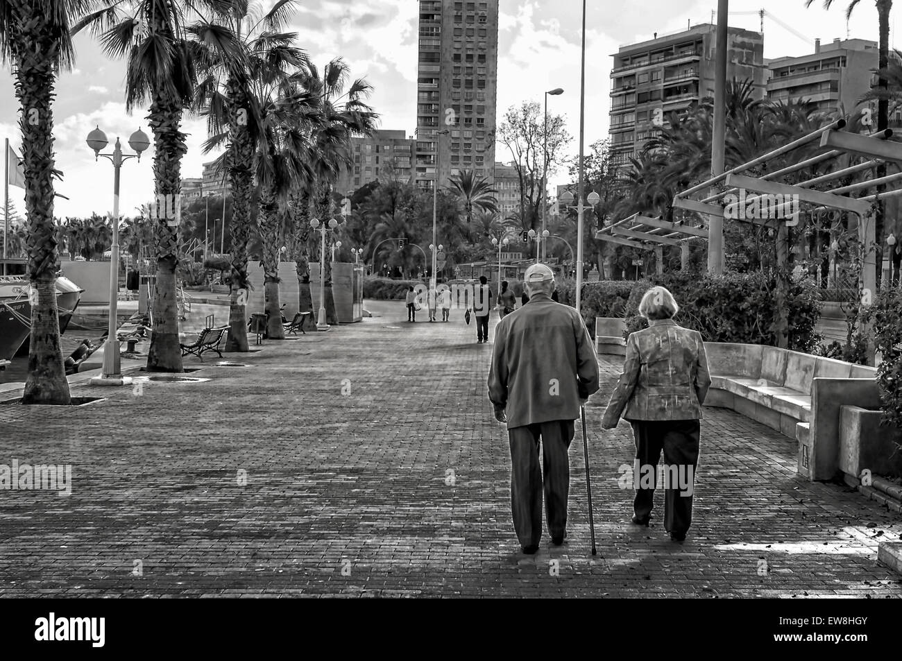 -La terza età matura della terza età a piedi in passeggiata, Alicante (Spagna). Foto Stock