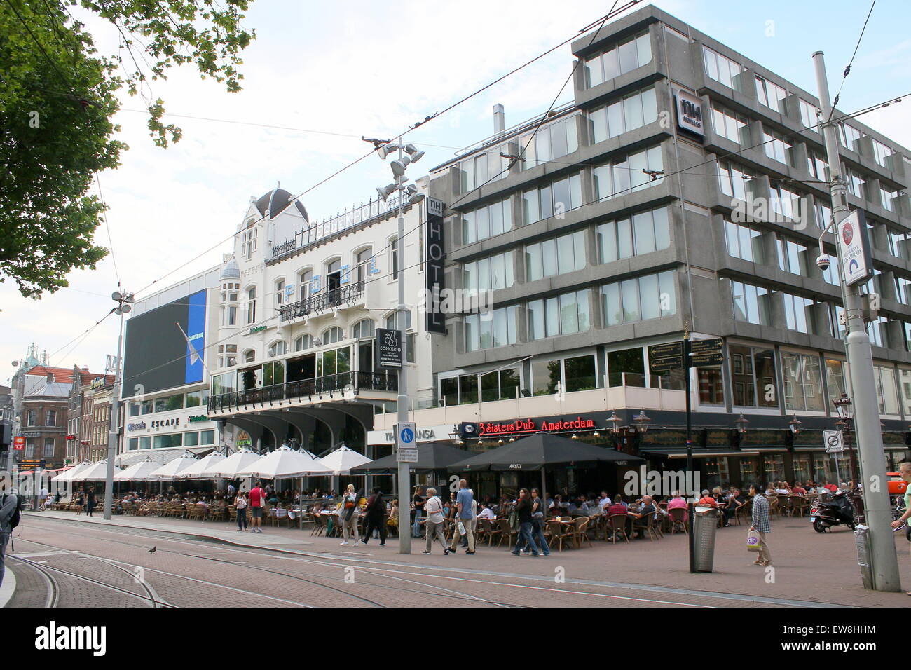 Rembrandtplein, interna della città di Amsterdam Paesi Bassi. La Gente seduta sul prato, giovani turisti stranieri per godersi il sole. Foto Stock