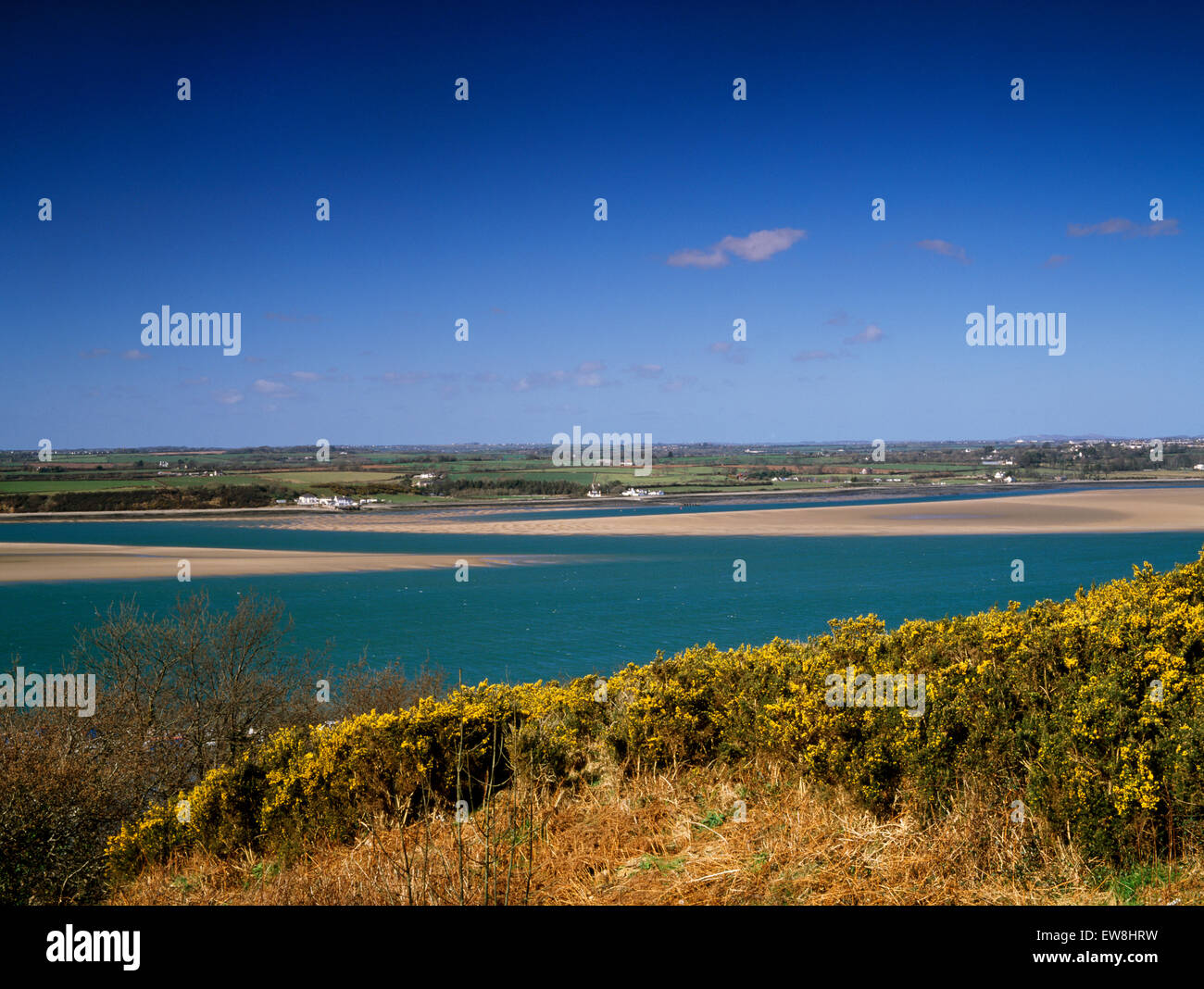 NNW vista dalla collina di TWT, Caernarfon, attraverso lo Stretto di Menai all'Anglesey shore con Traeth Gwyllt secche esposte a bassa marea: invasione romana punto. Foto Stock