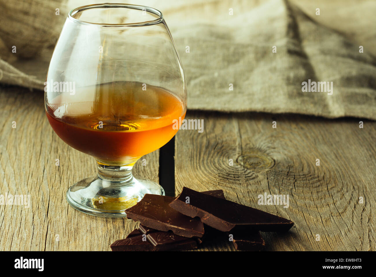 Vetro di cognac e cioccolato orizzontale messa a fuoco selettiva Foto Stock