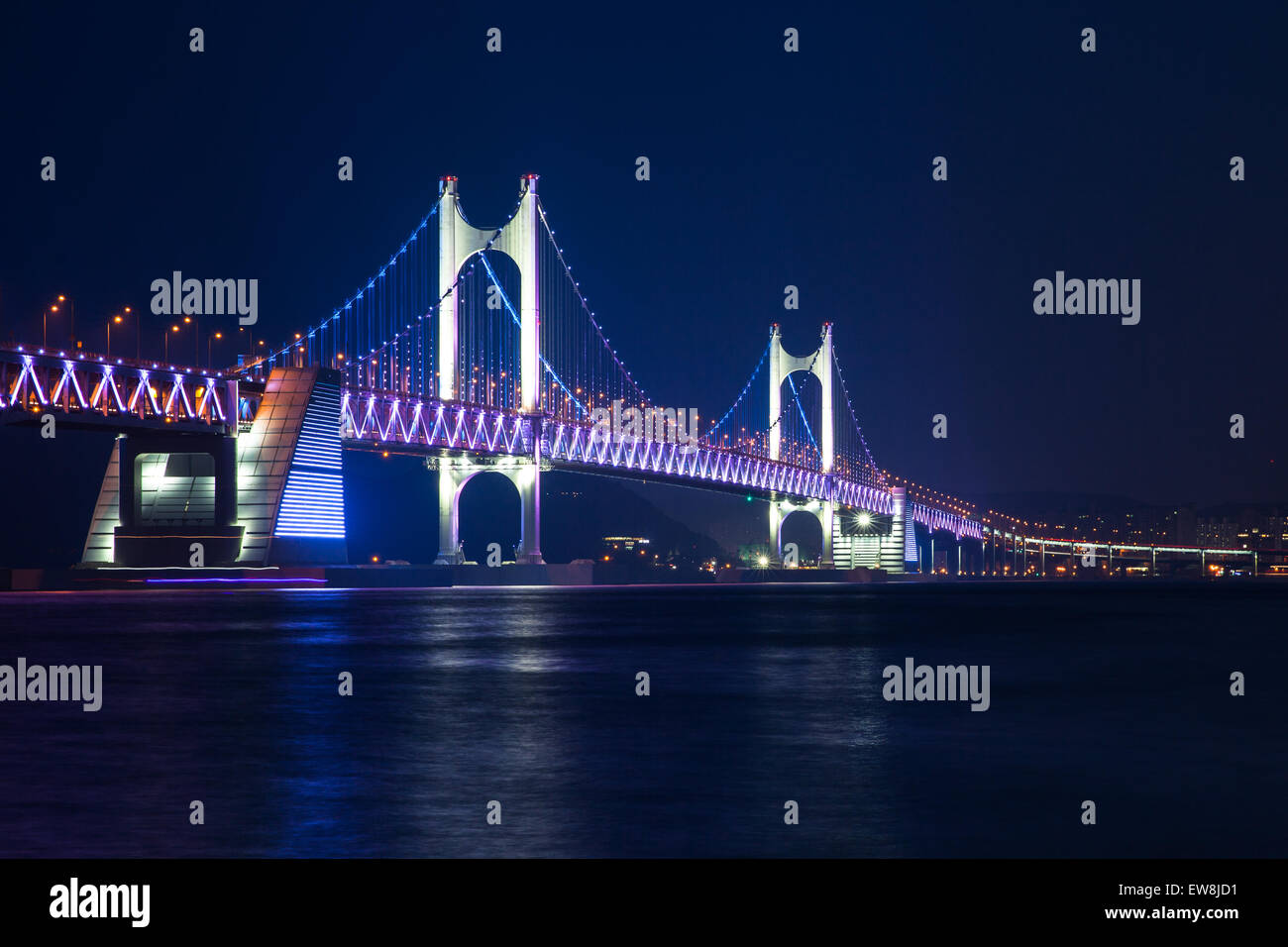 Il Gwangan Bridge o ponte di Diamante di notte, Busan, Corea del Sud. Foto Stock