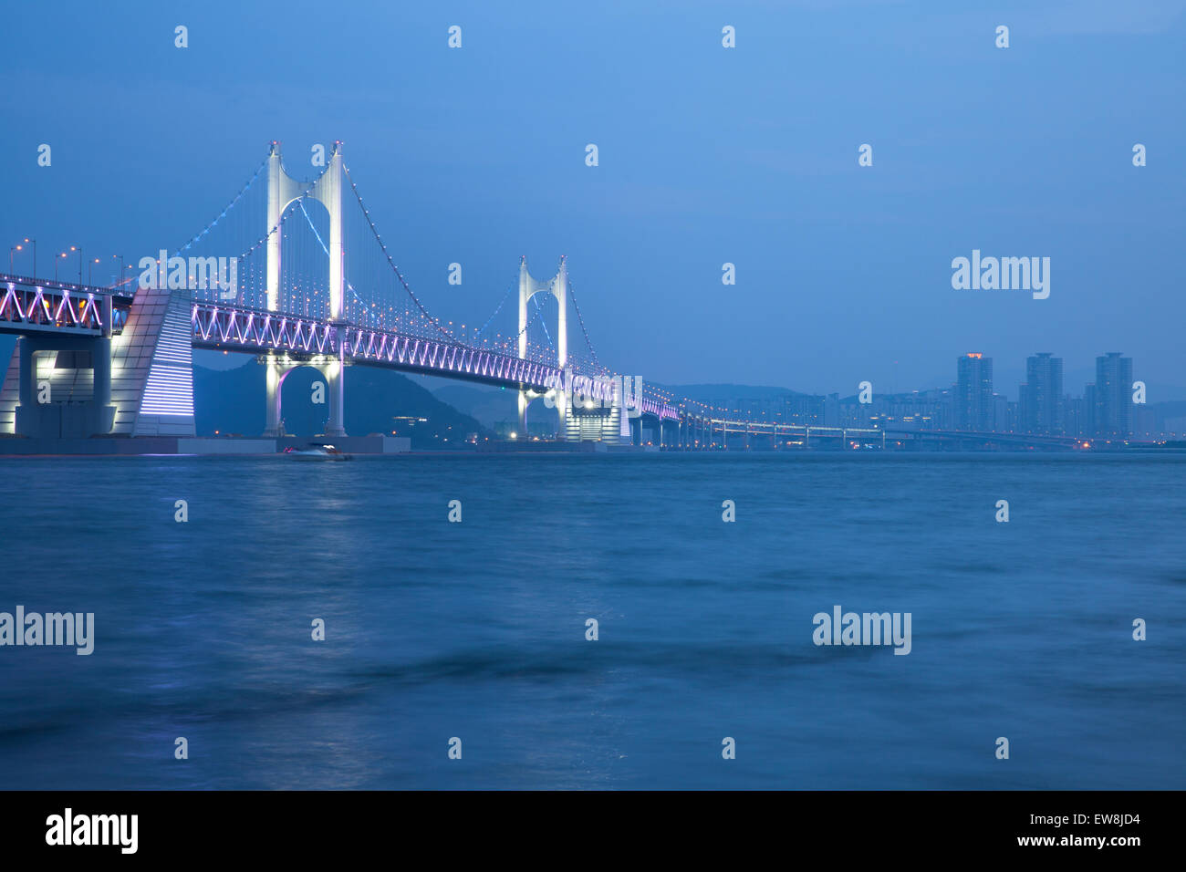Il Gwangan Bridge o ponte di diamante al crepuscolo Busan, Corea del Sud. Foto Stock