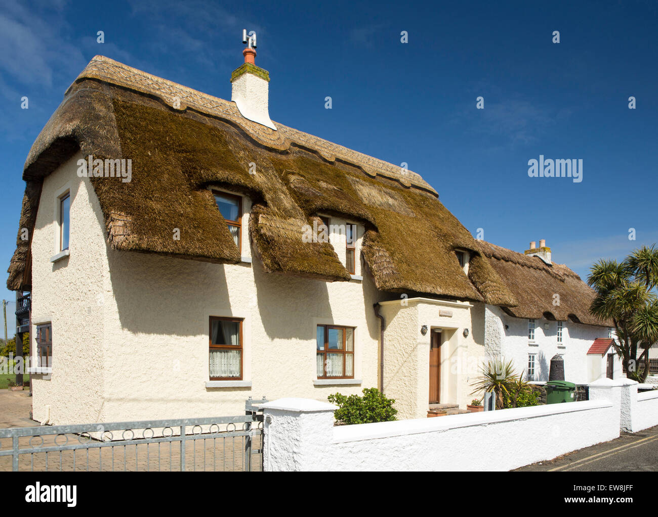 Irlanda, Co Wexford, Kilmore Quay, idilliaco cottage con il tetto di paglia nel centro del villaggio Foto Stock