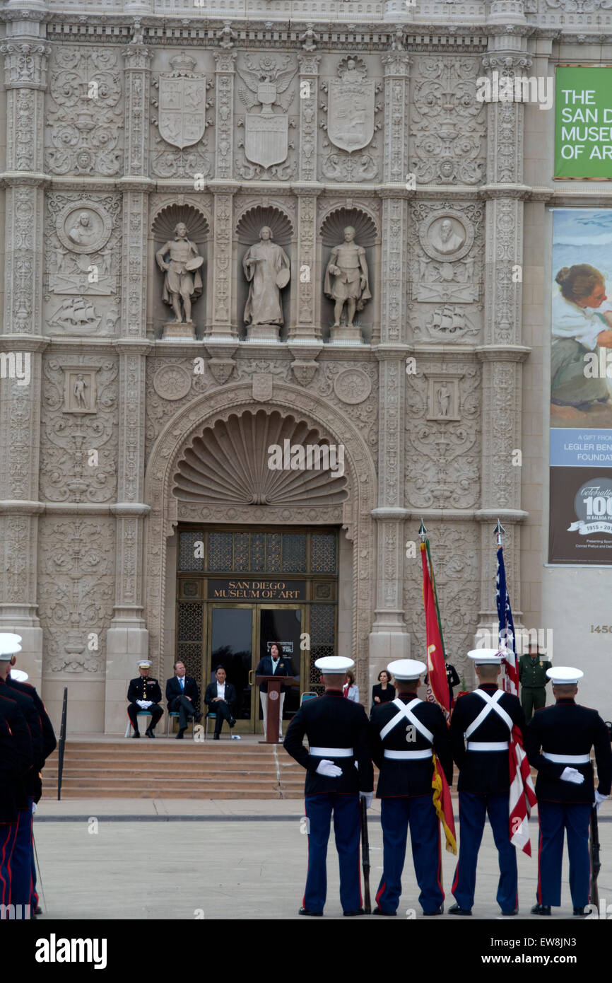 Marines sfilando attraverso il Parco Balboa, San Diego, un centesimo anniversario dei parchi di apertura. Foto Stock