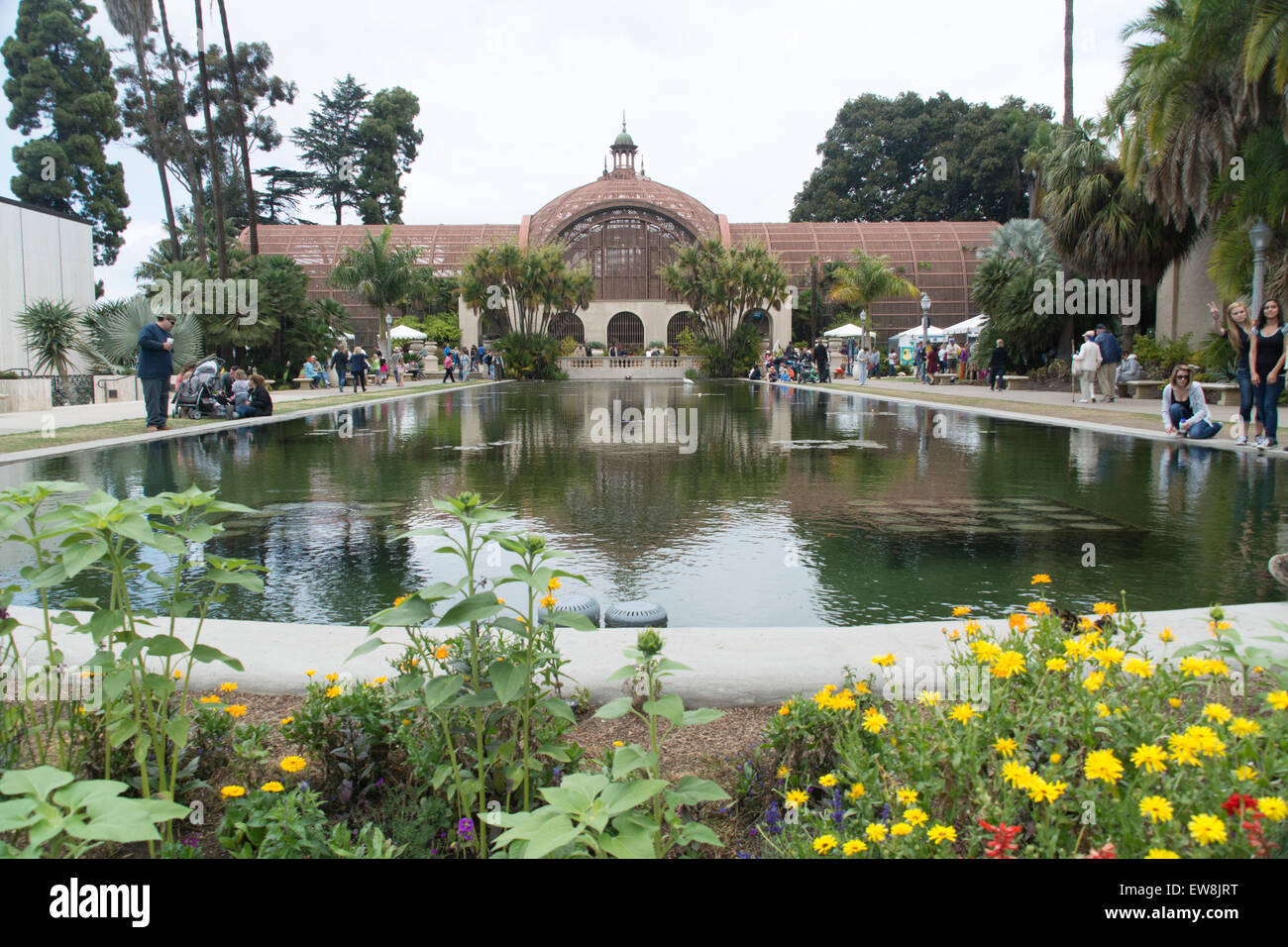 Il laghetto di gigli e edificio botanico in Balboa Park, San Diego, California Foto Stock