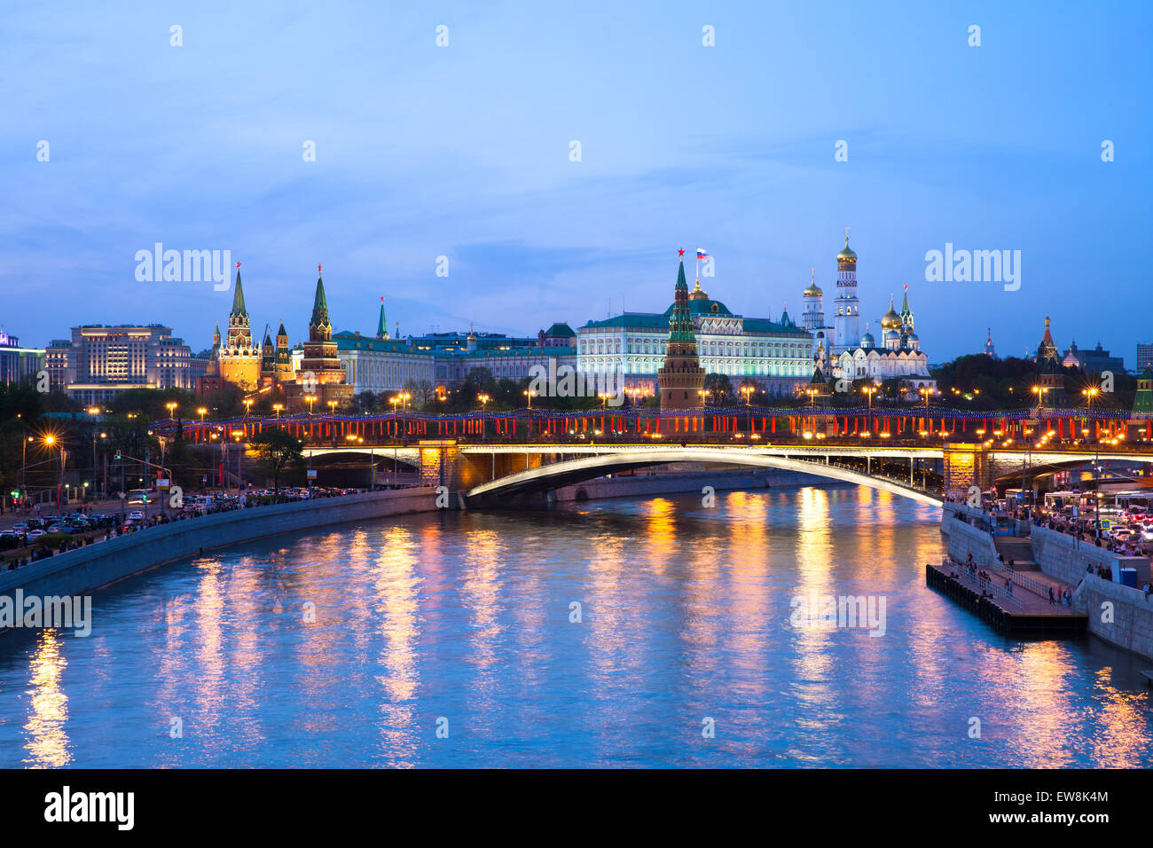 Mosca, Russia - 09 Maggio 2015: La Giornata della Vittoria (II Guerra Mondiale) sessantesimo anniversario di Mosca con spettacolo di luci oltre il Cremlino o Foto Stock