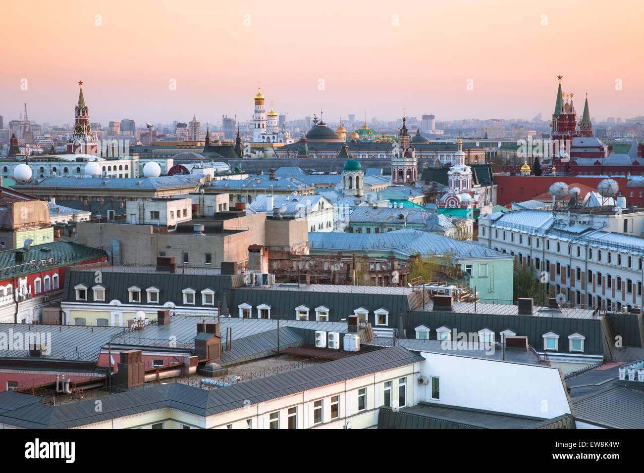 Vista tramonto oltre il centro di Mosca con bella ensemble del Cremlino a Mosca, Russia. Foto Stock