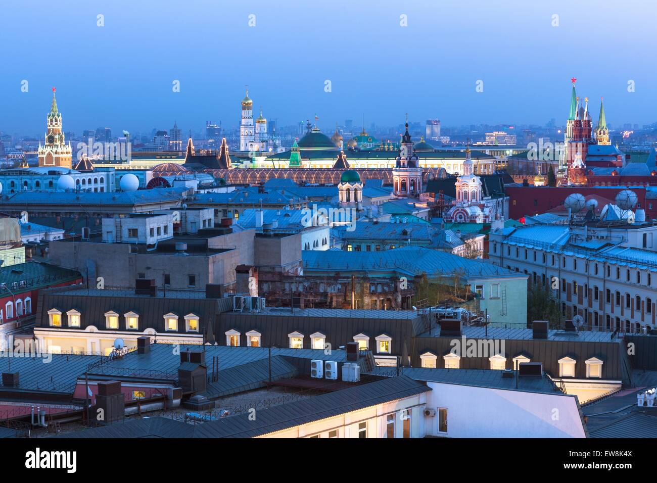 Vista del tramonto oltre il centro di Mosca con bella ensemble del Cremlino a Mosca, Russia. Foto Stock