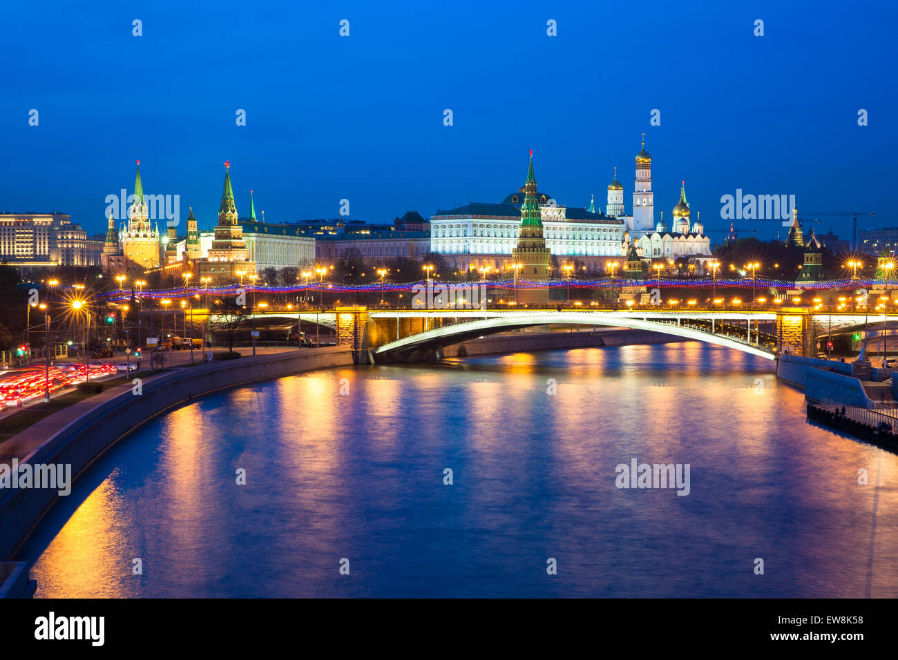 Vista del tramonto del Cremlino di Mosca dal fiume Moskva, Mosca, Russia. Foto Stock