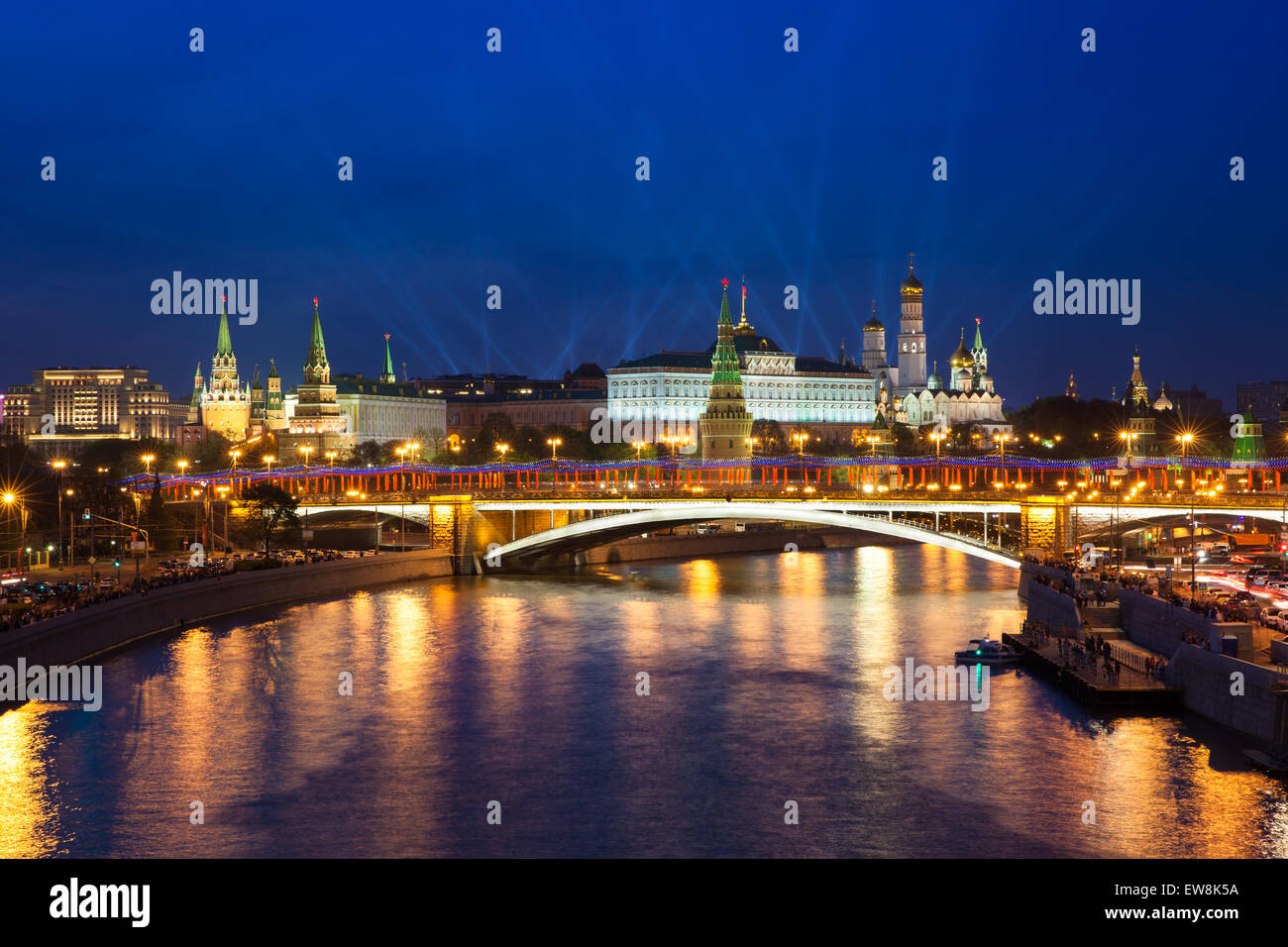 Mosca, Russia - 09 Maggio 2015: La Giornata della Vittoria (II Guerra Mondiale) sessantesimo anniversario di Mosca con spettacolo di luci oltre il Cremlino o Foto Stock