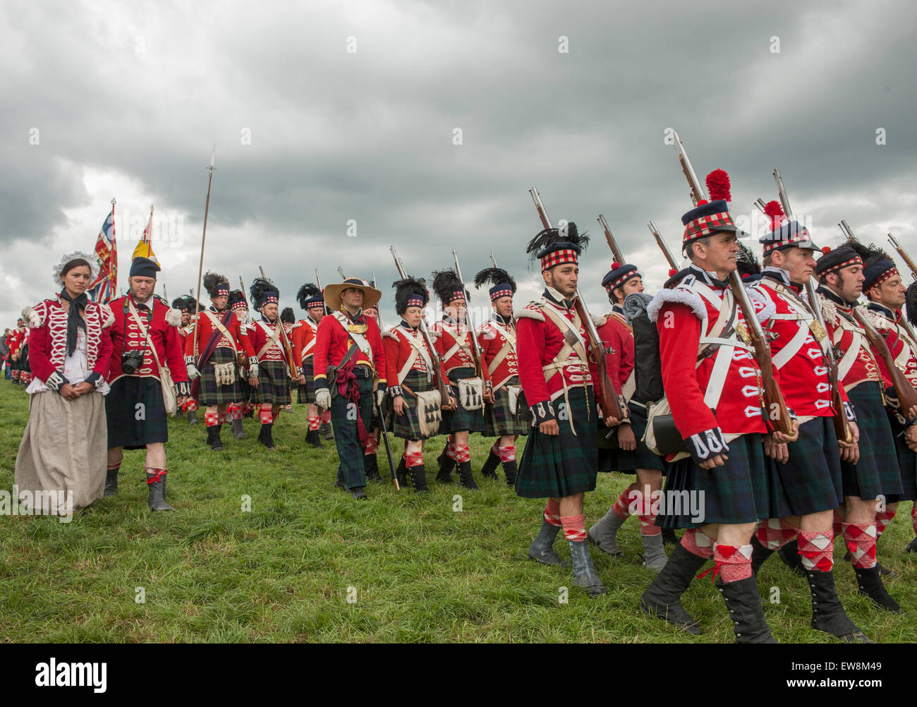 I Lions Mound, Waterloo, Belgio. Xx Giugno, 2015. Wellington la grande alleato esercito rievocazione assembla per la mattina con un memoriale di servizio. Credito: Malcolm Park editoriale/Alamy Live News Foto Stock