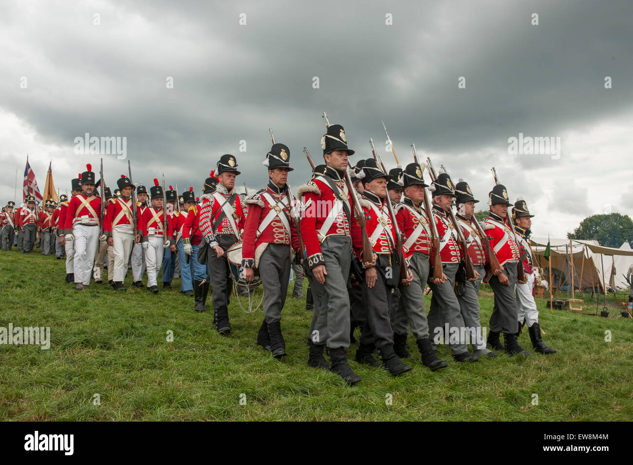 I Lions Mound, Waterloo, Belgio. Xx Giugno, 2015. Wellington la grande alleato esercito rievocazione assembla sul campo di battaglia per la mattina con un memoriale di servizio durante la Waterloo 200 centenario evento. Credito: Malcolm Park editoriale/Alamy Live News Foto Stock