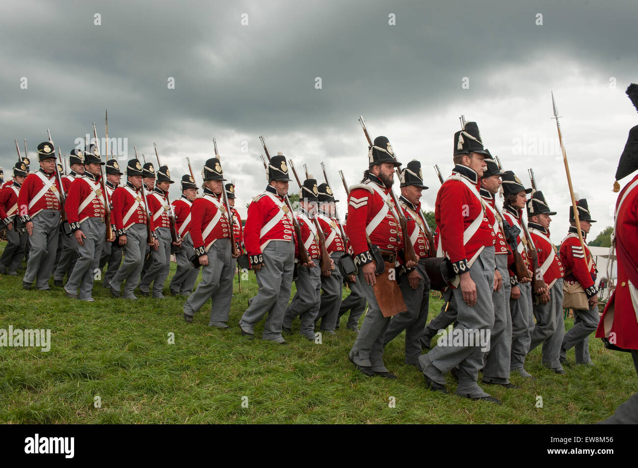I Lions Mound, Waterloo, Belgio. Xx Giugno, 2015. Wellington la grande alleato esercito rievocazione assembla sul campo di battaglia per la mattina con un memoriale di servizio. Credito: Malcolm Park editoriale/Alamy Live News Foto Stock