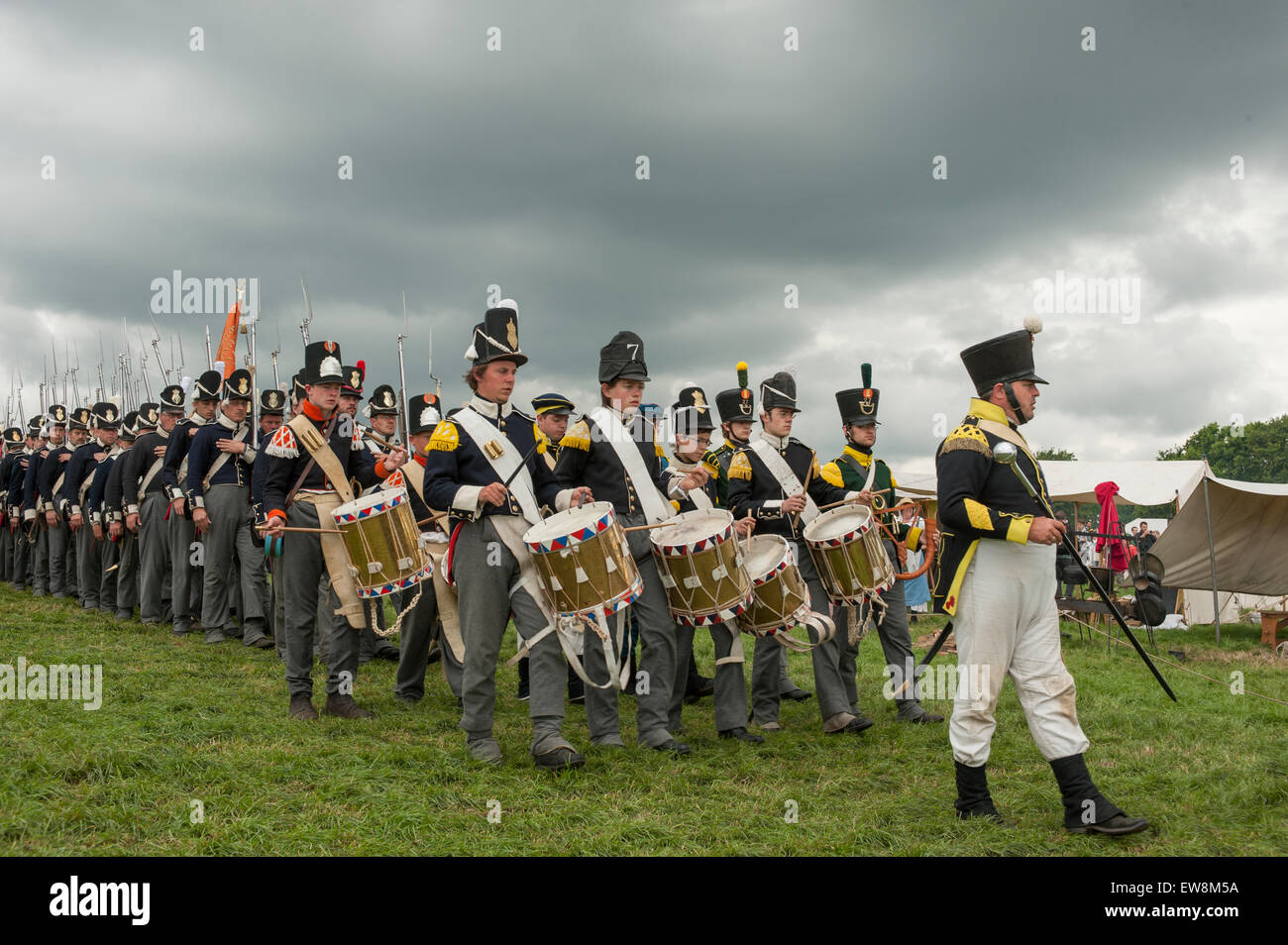 I Lions Mound, Waterloo, Belgio. Xx Giugno, 2015. Wellington la grande alleato esercito rievocazione assembla sul campo di battaglia per la mattina con un memoriale di servizio. Credito: Malcolm Park editoriale/Alamy Live News Foto Stock