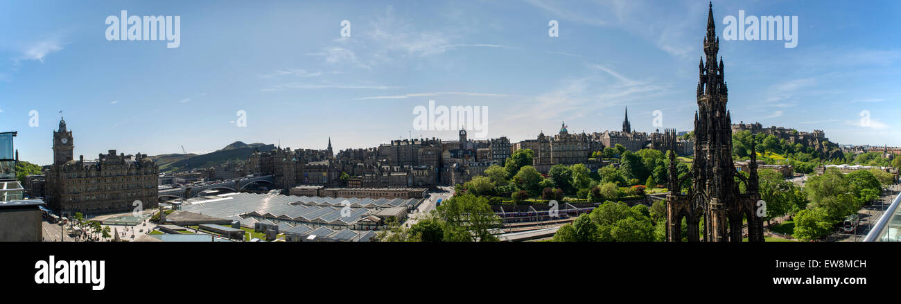 Un panorama di Edimburgo con Scott Monument in primo piano e il Royal Mile e la città vecchia in background Foto Stock