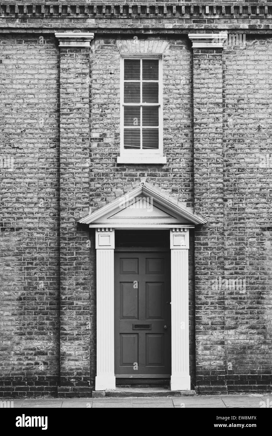 Architettura di una casa inglese a Cambridge, Inghilterra - monocromatico Foto Stock