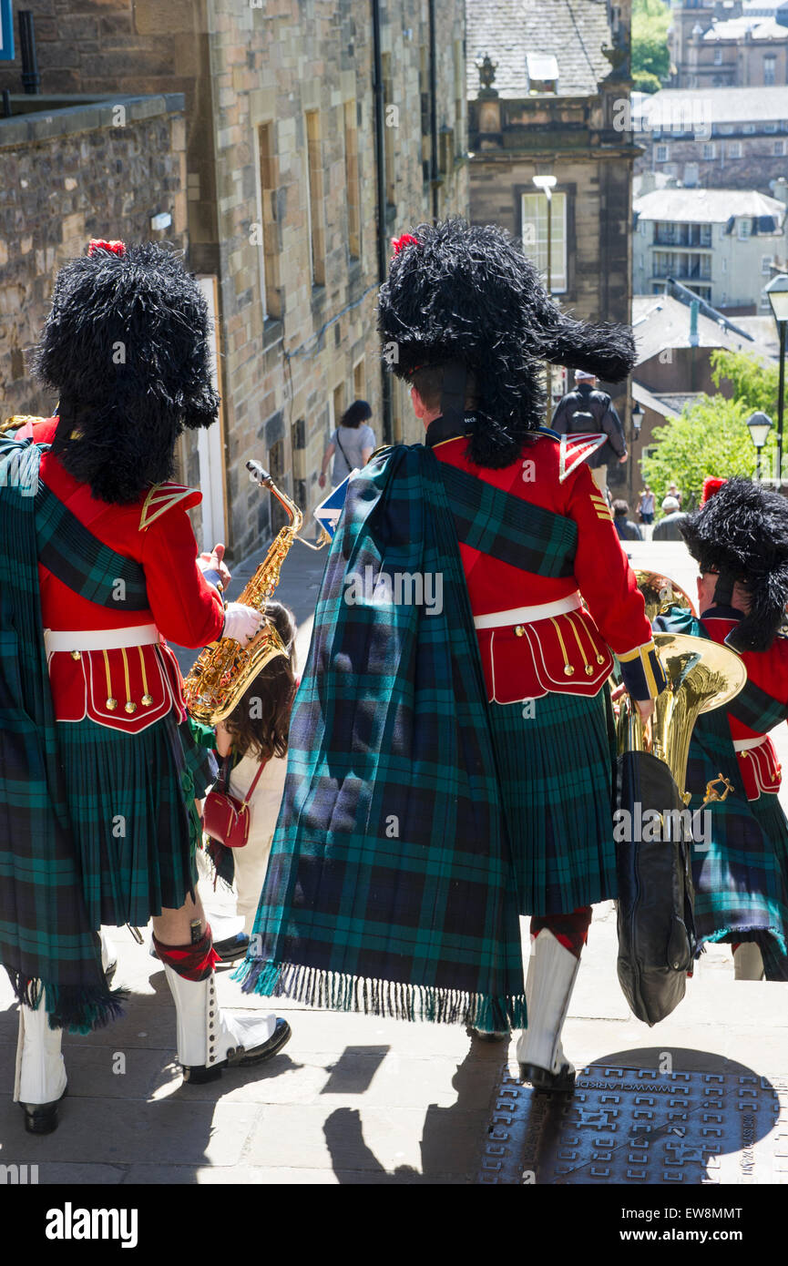 Le guardie scozzesi off duty nelle vicinanze del Castello di Edinburgo Foto Stock