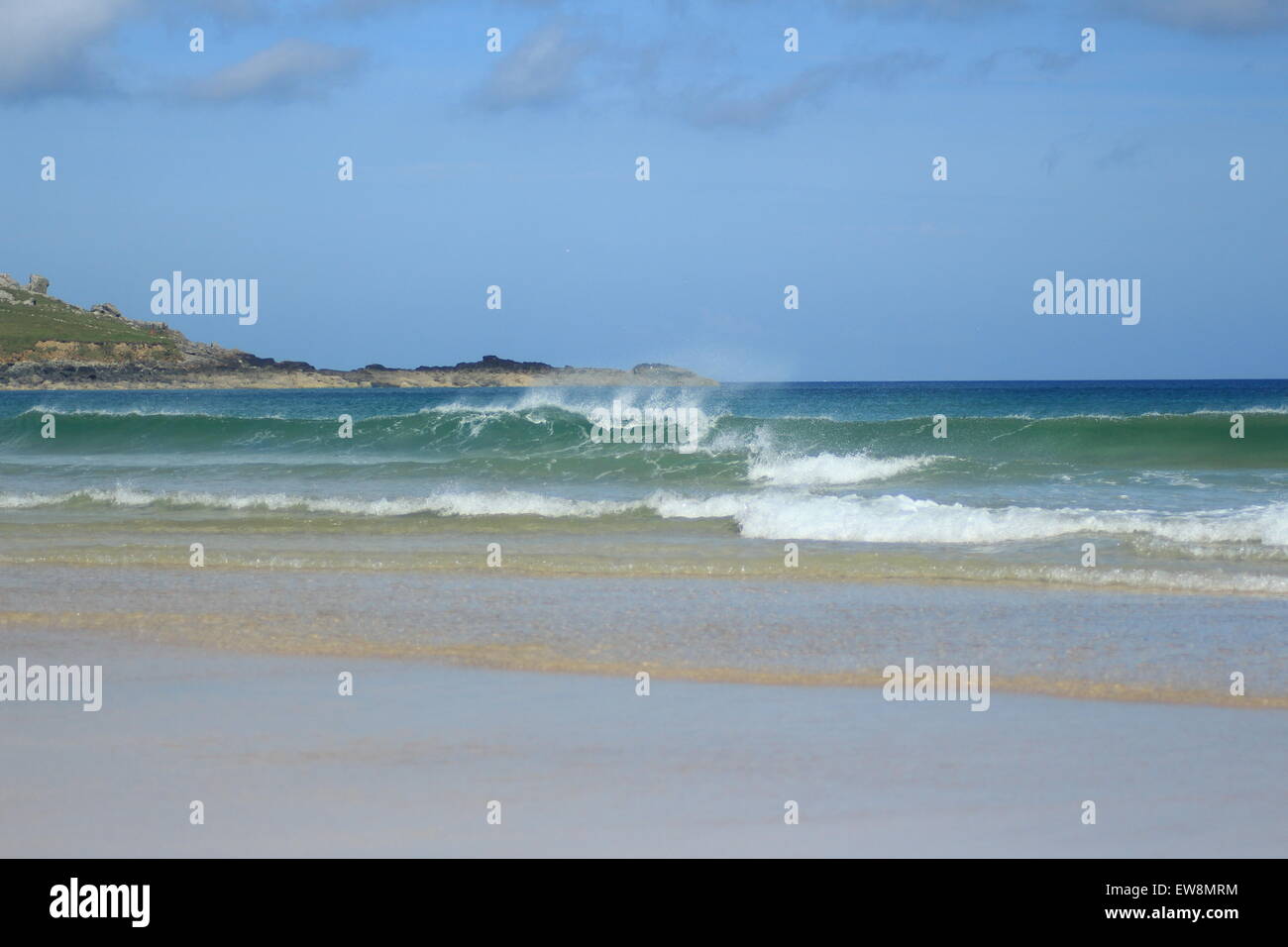 Cornish Costa, Golden sands il bellissimo paesaggio, Blue Skies nuvole bianche, mare blu, onde che si infrangono, meta di vacanza. Foto Stock