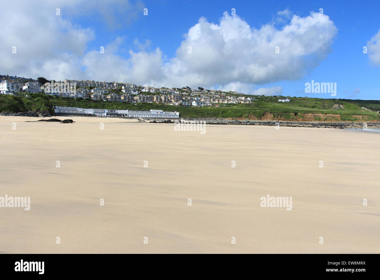 Cornish Costa, Golden sands il bellissimo paesaggio, Blue Skies nuvole bianche, mare blu, onde che si infrangono, meta di vacanza. Foto Stock