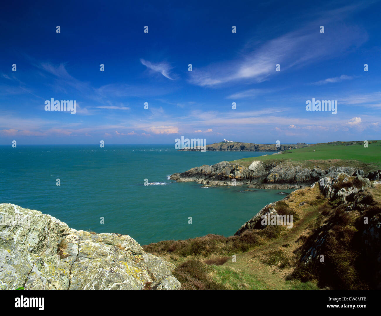 Isola di Anglesey sentiero costiero: faro & stazione pilota su Point Lynas promontorio sporgente nel mare irlandese dal porto Eilian. Foto Stock