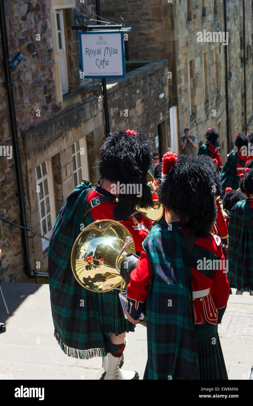 Le guardie scozzesi marciando nel Castello di Edinburgo Foto Stock