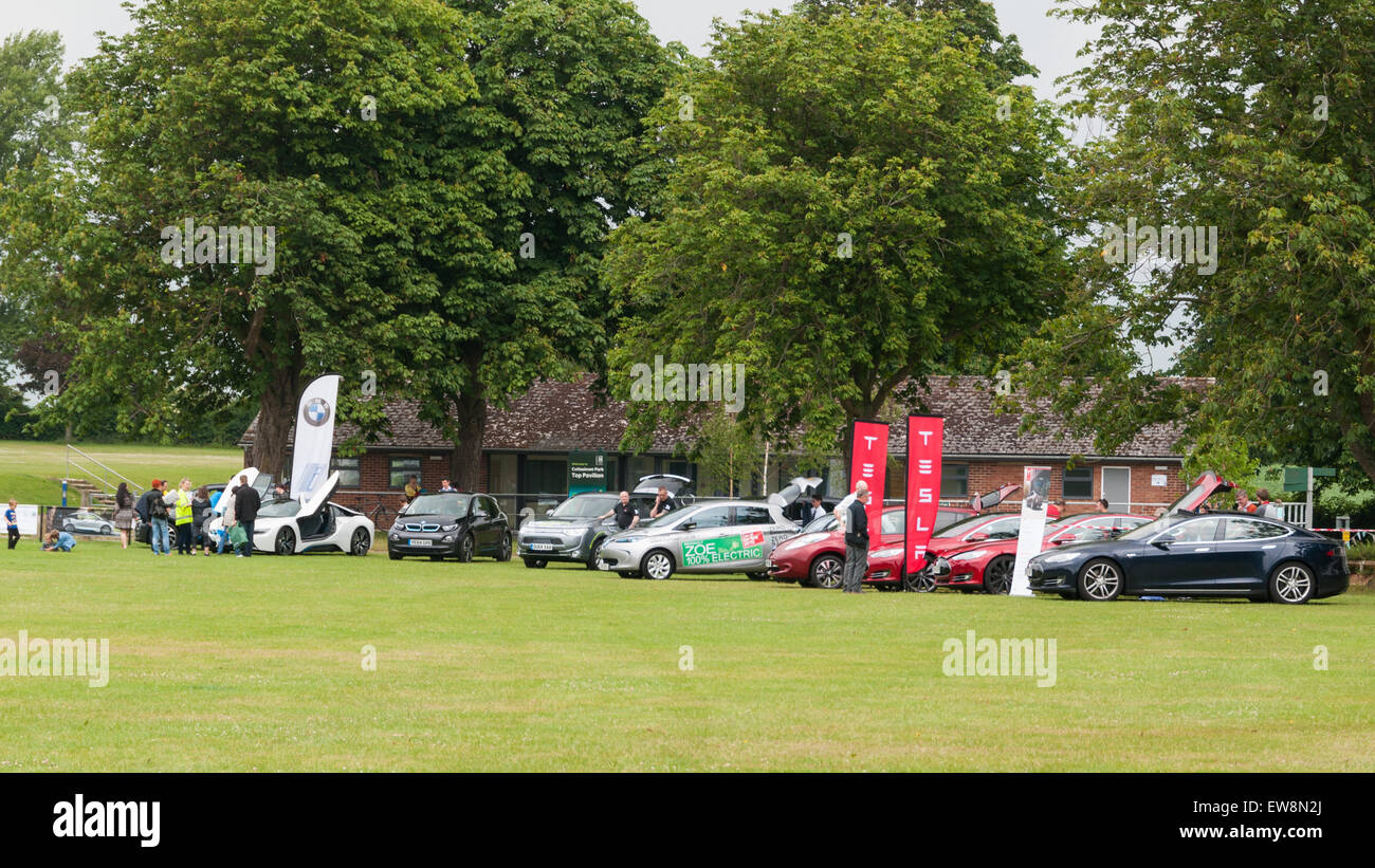 Oxford, Oxfordshire, Regno Unito. Xx Giugno, 2015. I residenti di Oxford ha avuto la possibilità di provare una vasta gamma di auto elettriche. Oxford, Inghilterra Credito: Stanislav Halcin/Alamy Live News Foto Stock