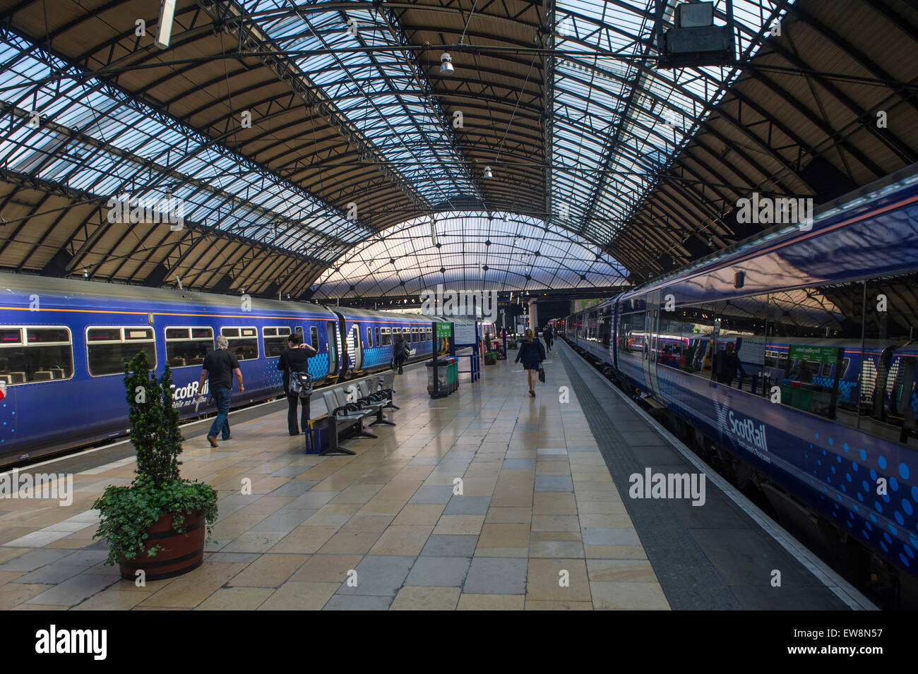 Treni Scotrail presso la stazione di Glasgow Queen Street Foto Stock