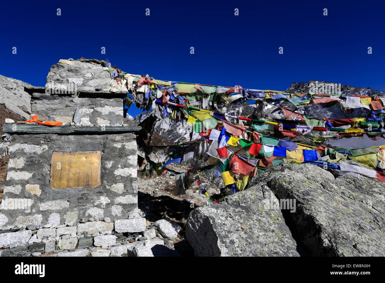 Memoriali e lapidi per gli scalatori e gli sherpa che sono morti su Everest, Dughla Thokla Pass, Parco Nazionale di Sagarmatha, UNESCO Foto Stock
