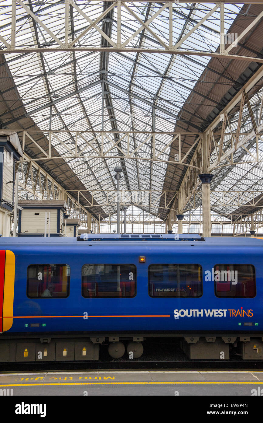 Un treno Scotrail presso la stazione di Glasgow Queen Street Foto Stock