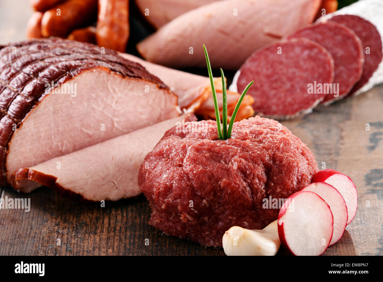 Un assortimento di prodotti a base di carne con prosciutto e salsicce. Foto Stock